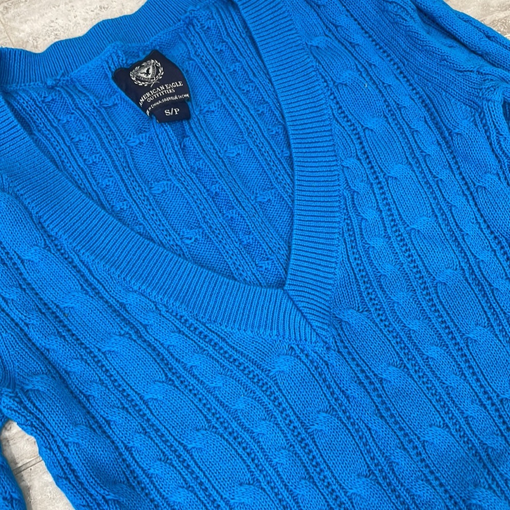 American Eagle Cable Knit V-Neck Sweater EUC